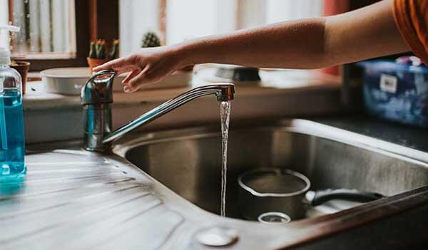 Running tap being turned off in kitchen